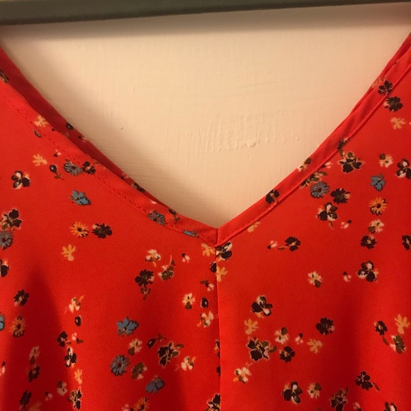 Double V blouse with gathered waist. - Picture 4 of 5